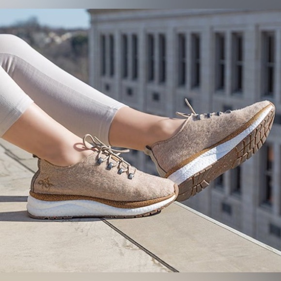 Women’s OTBT Courier Wool Alpaca Sneakers Casual Athletic Tan Beige- Size 6.5 - Picture 3 of 12